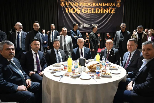 Ankara Büyükşehir Belediye Başkanı Mansur Yavaş, taksici esnafıyla düzenlenen iftar