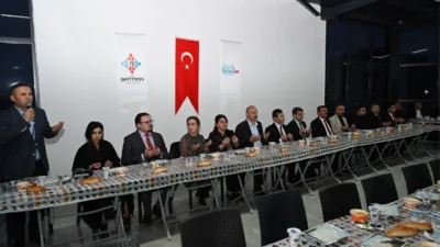 Batman Valisi Ekrem Canalp ve eşi Ayten Canalp, merkez mahalle