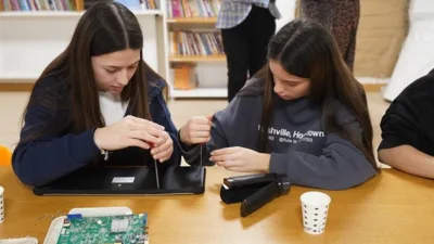 Program kapsamında öğrenciler teorik bilgiler edinirken, atölye çalışmalarıyla elektronik atıkları