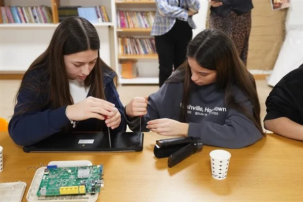 Program kapsamında öğrenciler teorik bilgiler edinirken, atölye çalışmalarıyla elektronik atıkları