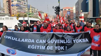 Şehrek&uuml;st&uuml; Meydanı&rsquo;nda başlayan y&uuml;r&uuml;y&uuml;ş, Bursa İl Milli Eğitim M&uuml;d&uuml;rl&uuml;ğ&uuml; &ouml;n&uuml;nde
