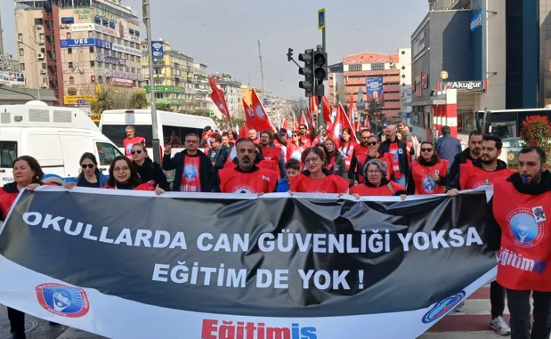 Şehrek&uuml;st&uuml; Meydanı&rsquo;nda başlayan y&uuml;r&uuml;y&uuml;ş, Bursa İl Milli Eğitim M&uuml;d&uuml;rl&uuml;ğ&uuml; &ouml;n&uuml;nde