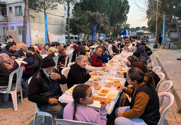 Aydın B&uuml;y&uuml;kşehir Belediyesi&rsquo;nin iftar sofraları bug&uuml;n de Efeler il&ccedil;esinde Atat&uuml;rk