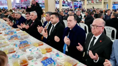 Manisa Büyükşehir Belediyesi tarafından Kırkağaç’ta düzenlenen iftar programında yüzlerce vatandaş