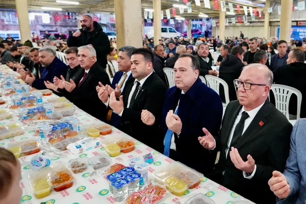 Manisa Büyükşehir Belediyesi tarafından Kırkağaç’ta düzenlenen iftar programında yüzlerce vatandaş