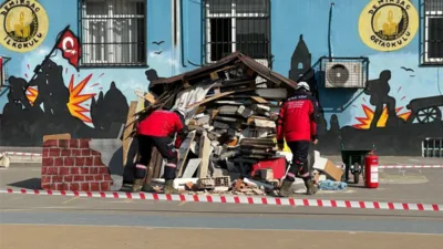 &Ccedil;ayırova Belediyesi Arama Kurtarma Timi (&Ccedil;AK-TİM), il&ccedil;e genelindeki ortaokullarda d&uuml;zenlediği