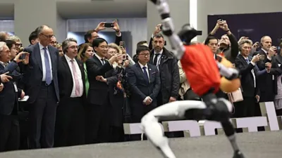Yi Mu-Bir robot şirketinde Alman heyeti, insansı robotların performansını izledi.