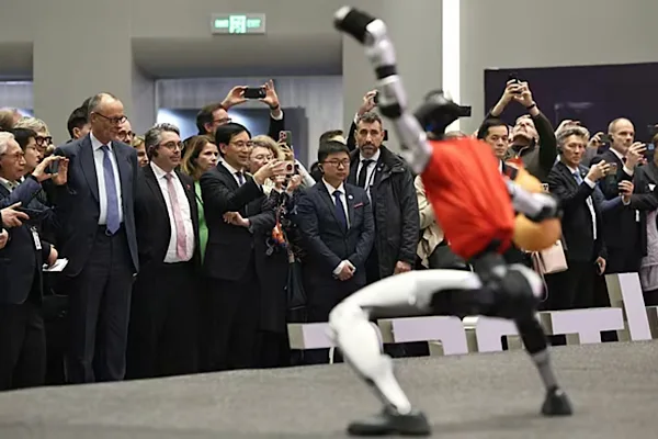 Yi Mu-Bir robot şirketinde Alman heyeti, insansı robotların performansını izledi.