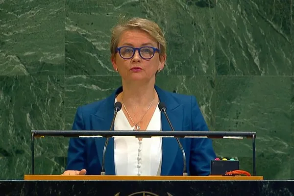 Birleşik Krallık Dışişleri Bakanı Yvette Cooper, Körfez genelinde hava sahasının