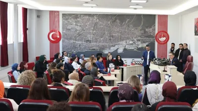 Derince Belediyesi Meclis Salonu’nda gerçekleşen programa Belediye Başkanı Av. Sertif
