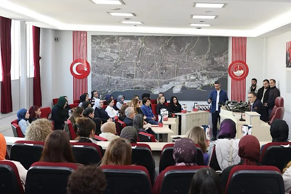 Derince Belediyesi Meclis Salonu’nda gerçekleşen programa Belediye Başkanı Av. Sertif