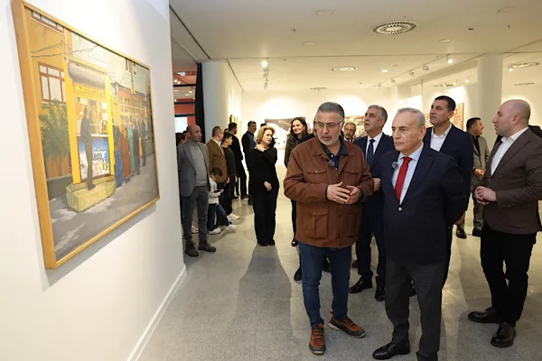 Kent duvarlarını birer hafıza y&uuml;zeyi olarak ele alan&nbsp;Duvarlar&nbsp;sergisi,&nbsp;Galeri Cennet&rsquo;te kapılarını