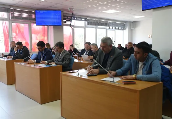 Konuralp Belediye Hizmet Binası Meclis Toplantı Salonu&rsquo;nda ger&ccedil;ekleştirilen toplantıda, 29