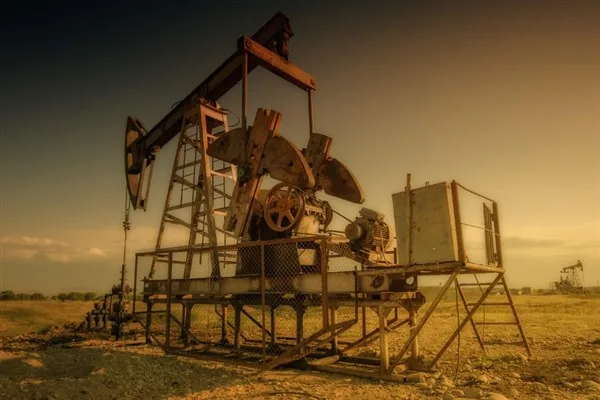 Küresel enerji piyasalarında ham petrol ve doğal gaz fiyatları düşüş