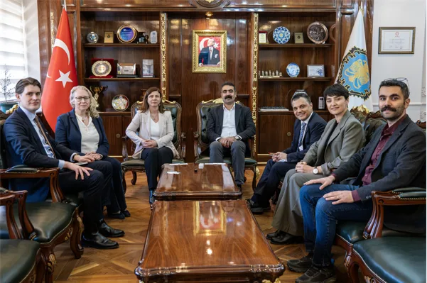 İsve&ccedil;&rsquo;in Ankara B&uuml;y&uuml;kel&ccedil;i Vekili Louise Morsing ile Başkatip Filip Ahlborn,