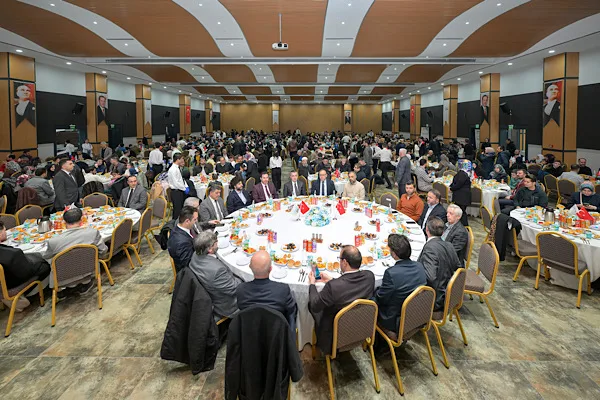 Esenyurt Belediyesi tarafından Nazım Hikmet K&uuml;lt&uuml;r Merkezi&rsquo;nde organize edilen iftar