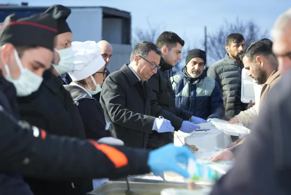 Eskişehir B&uuml;y&uuml;kşehir Belediyesi tarafından ramazan ayı dolayısıyla G&uuml;ny&uuml;z&uuml;&rsquo;nde d&uuml;zenlenen iftar