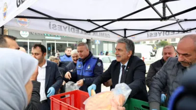 Etkinlikte belediye çalışanlarıyla birlikte Gemlik Belediyesi Şükrü Deviren de vatandaşlara