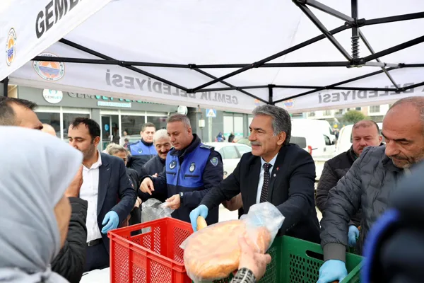 Etkinlikte belediye çalışanlarıyla birlikte Gemlik Belediyesi Şükrü Deviren de vatandaşlara