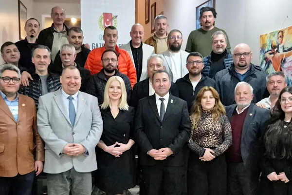 Gemlik’te gazetecilik mesleğinin temsilcilerini aynı sofrada buluşturan organizasyon, hem Ramazan’ın