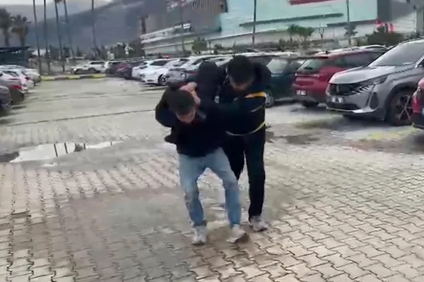Hatay’ın İskenderun ilçesinde bir petrol istasyonunda kadınlar tuvaletinde gizli görüntü