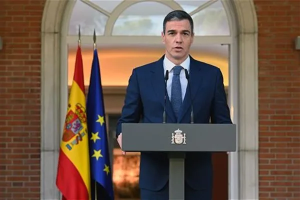 İspanya Başbakanı Pedro Sanchez; AB Konseyi Başkanı Antonio Costa, AB