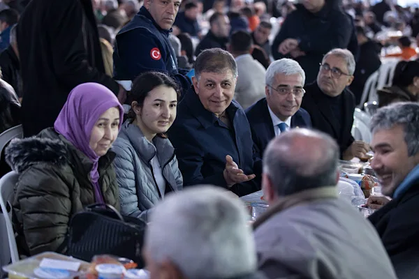 Asarlık Kapalı Pazaryeri’nde düzenlenen iftar buluşmasına; İzmir Büyükşehir Belediye Başkanı