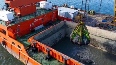 İzmir B&uuml;y&uuml;kşehir Belediyesi tarafından İzmir K&ouml;rfezi&rsquo;nde başlatılan dip tarama operasyonu,