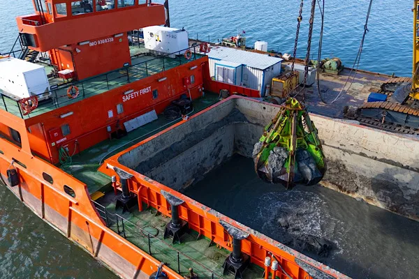 İzmir B&uuml;y&uuml;kşehir Belediyesi tarafından İzmir K&ouml;rfezi&rsquo;nde başlatılan dip tarama operasyonu,