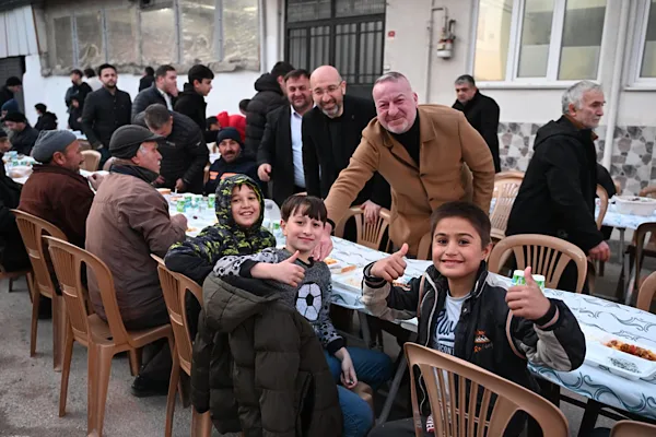 Karacabey&rsquo;de Ramazan ayı etkinlikleri kapsamında Gazi Mahallesi Mustafakemalpaşalılar Derneği &ouml;n&uuml;nde