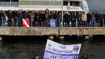 Karam&uuml;rsel Alp&rsquo;in t&uuml;rbesinin de bulunduğu eski mezarlıkta ger&ccedil;ekleştirilen anma programında,