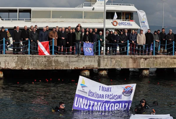 Karam&uuml;rsel Alp&rsquo;in t&uuml;rbesinin de bulunduğu eski mezarlıkta ger&ccedil;ekleştirilen anma programında,