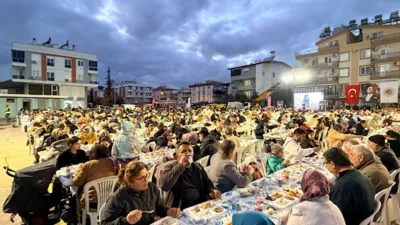 Karşıyaka Mahallesi pazar yerinde düzenlenen iftar programı, bölge sakinlerinin dostluk
