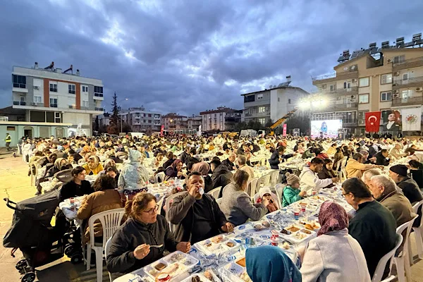 Karşıyaka Mahallesi pazar yerinde düzenlenen iftar programı, bölge sakinlerinin dostluk