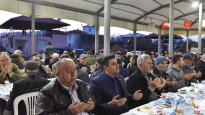 Başköy Mahallesi pazar yerinde kurulan iftar sofrasında Odabaşı ve Başköy