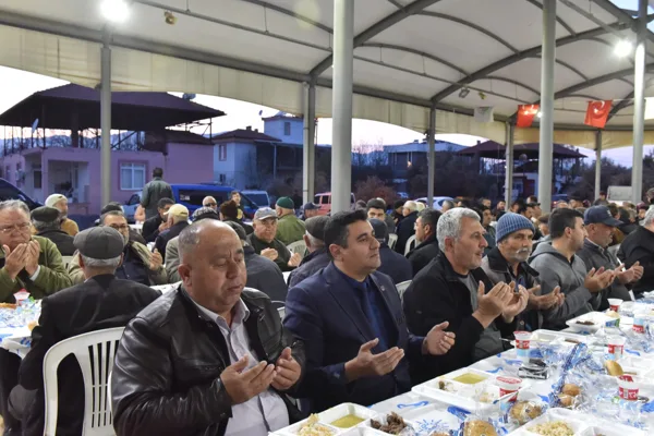 Başköy Mahallesi pazar yerinde kurulan iftar sofrasında Odabaşı ve Başköy