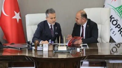Belediye hizmet binası önünde karşılanan Kılıç, başkanlık makamında Çiftçi’den ilçedeki