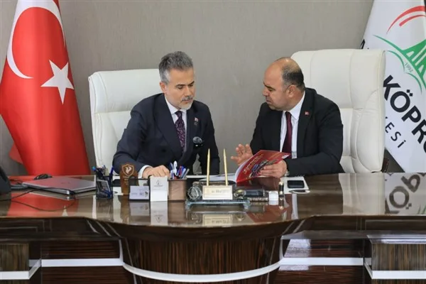 Belediye hizmet binası önünde karşılanan Kılıç, başkanlık makamında Çiftçi’den ilçedeki