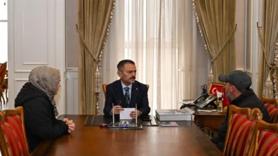 Vali Aktaş, konuklarıyla sohbet ederek taleplerini ve ihtiya&ccedil;larını dinledi ve
