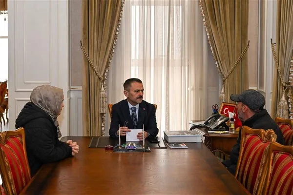 Vali Aktaş, konuklarıyla sohbet ederek taleplerini ve ihtiya&ccedil;larını dinledi ve