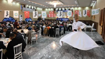 B&uuml;y&uuml;kşehir Belediye Başkanı Besim Dutlulu, d&uuml;zenlenen iftar programında vatandaşlarla bir
