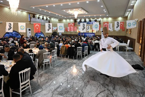 B&uuml;y&uuml;kşehir Belediye Başkanı Besim Dutlulu, d&uuml;zenlenen iftar programında vatandaşlarla bir