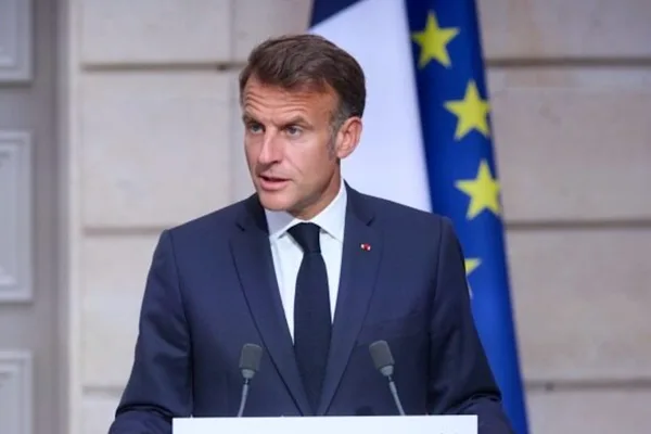 Fransa Cumhurbaşkanı Emmanuel Macron, İranlı mevkidaşı Mesud Pezeşkiyan ile yaptığı