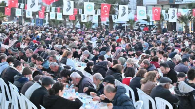 Turgutlu 15 Temmuz Demokrasi Şehitleri Alanı’nda düzenlenen iftar programında Turgutlu