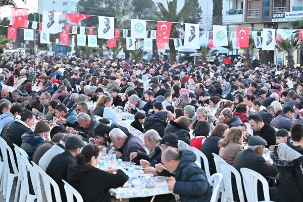 Turgutlu 15 Temmuz Demokrasi Şehitleri Alanı’nda düzenlenen iftar programında Turgutlu