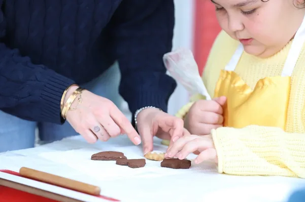 Menderes Belediyesi, Ferdi Zeyrek Engelsiz &Ccedil;ocuk Evi&rsquo;nde d&uuml;zenlenen kurabiye yapım