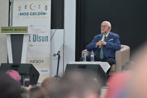 Esenyurt Belediyesi tarafından ramazan etkinlikleri kapsamında Cumhuriyet Meydanı’nda kurulan iftar