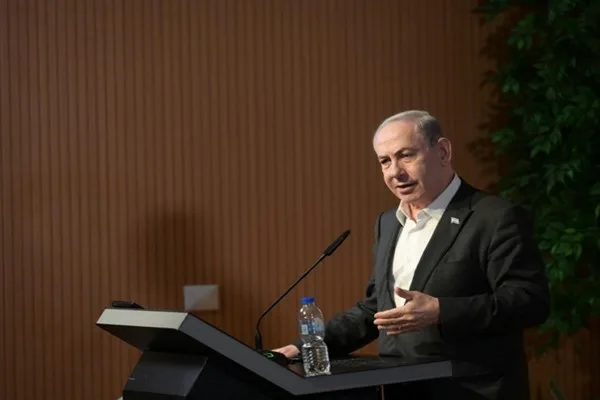İsrail Başbakanı Binyamin Netanyahu, beraberinde Savunma Bakanı Yisrael Katz ve