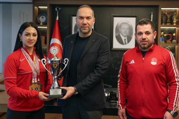 Niğde Belediye Gücü Spor Kulübü bünyesinde spor hayatını sürdüren Ebru