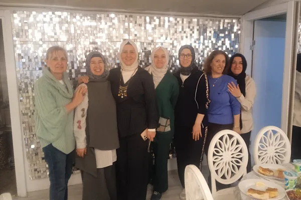 Odunluk Kadın Derneği, sosyal sorumluluk projeleri kapsamında ihtiyaç sahibi öğrencilere burs